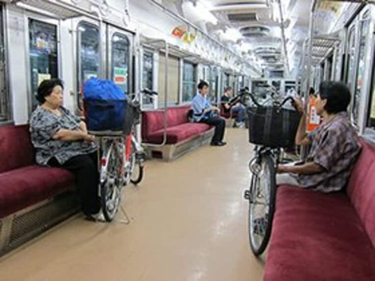 上毛電鉄の車内風景。日常生活から旅行での利用まで、便利で楽しい自転車生活が味わえる「サイクルトレイン」。