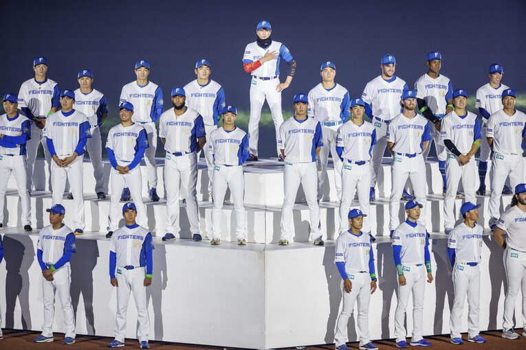 エスコンフィールドの開幕セレモニーに登場した新庄監督（上段中央）とファイターズの選手たち　©︎Kiichi Matsumoto