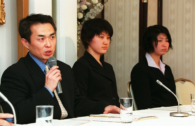 2001年度の日本代表メンバーを発表する吉川正博監督（左）©︎JIJI PRESS