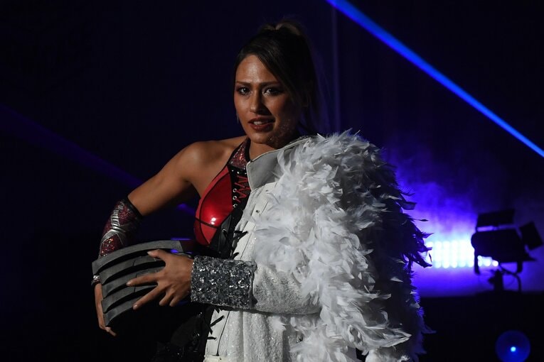 ジュリアは瓦を手に登場