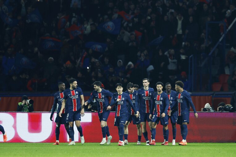 「PSGをブ然とさせた」中村敬斗ゴール＆お膳立て伊東純也が喜ぶ“会心の1枚”「関根大輝も試合後…」ランス“日本人3兄弟”を現場で撮った(7)