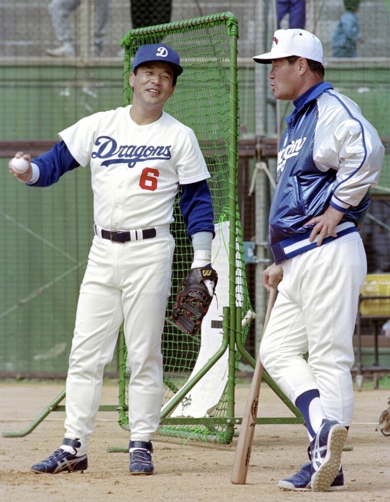 1993年撮影、当時中日の落合博満と話す張本　©KYODO