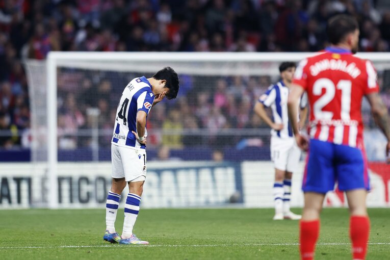 ボウ然の久保建英「ユニホームを噛んで悔しそうに」元相棒が最速ハットトリック…前半で白旗「ベンチでしばらく動けず」ソシエダに漂う“絶望”(10)