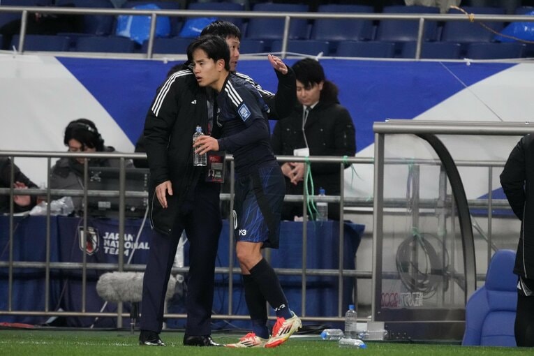 久保はユニフォームを着直して、森保監督のもとへ【2枚目／全2枚】　©Getty Images