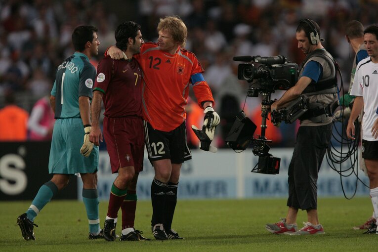 GKカーンと言葉をかわすフィーゴ（2006年ドイツW杯3位決定戦）©︎JMPA