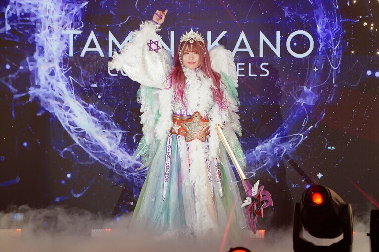 赤いベルトを巻いて入場する中野たむ