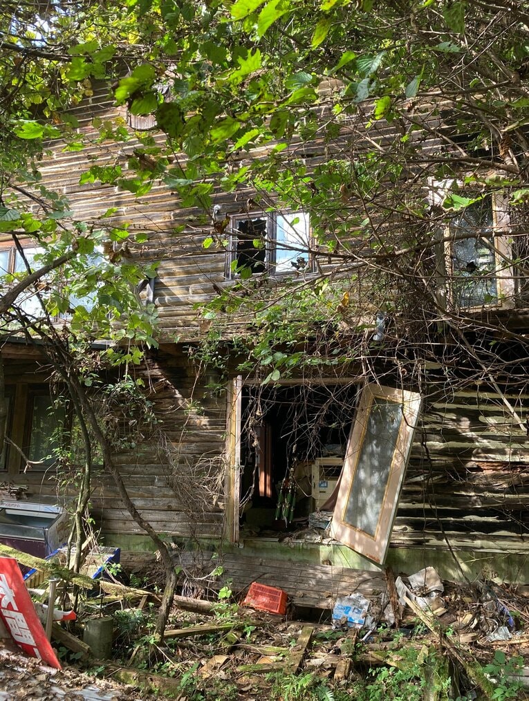 外から見える建物の入り口。すでに廃墟と化している　©Hiroki Kakehata