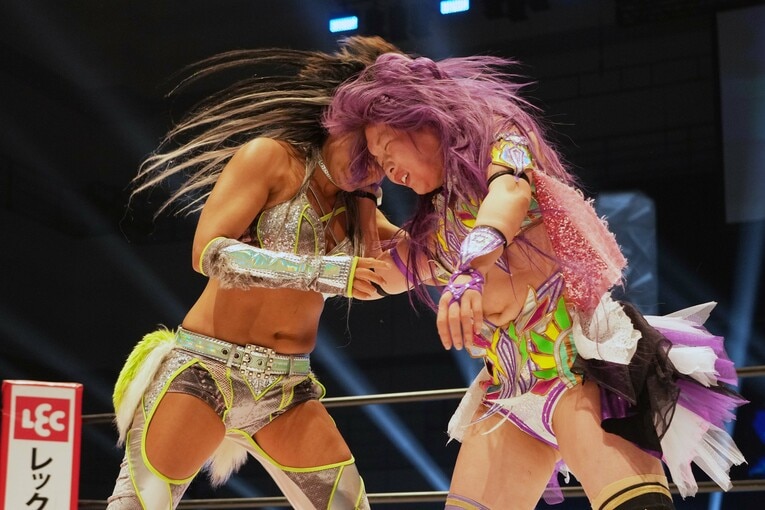 ジュリアの顔面にヘッドバットを見舞う中野たむ　©Essei Hara