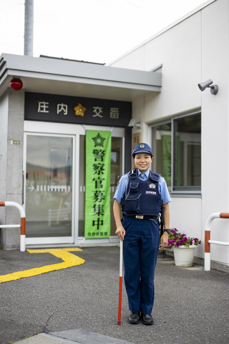 日頃は松本市内の交番に勤務する秋山。遭難事故が発生すると山岳救助隊の制服に着替えて現場に出動する　©Sho Fujimaki