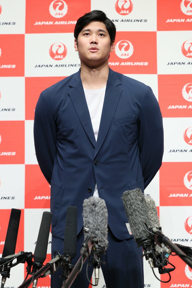 10月に帰国し、羽田空港で取材に応じた大谷　©JIJI PRESS
