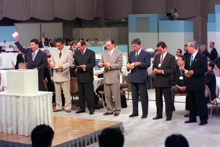 1995年のドラフト会議。高校生史上最多となる7球団が1位指名した福留孝介（PL学園）。近鉄が入団交渉権を引き当てたが、入団辞退。日本生命に進み、3年後に中日を逆指名した　©JIJI PRESS