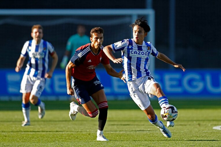 「クボは絶対フィットできる」現地ファンが期待… ソシエダ久保建英のユニ姿・力強さを日本人カメラマンがいち早く撮った〈子供に神対応〉(20)