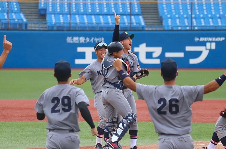 34年ぶり4回目の優勝を達成した慶應大。勝利の瞬間、マウンドに歓喜の輪が広がった ／ photograph by Yu Takagi