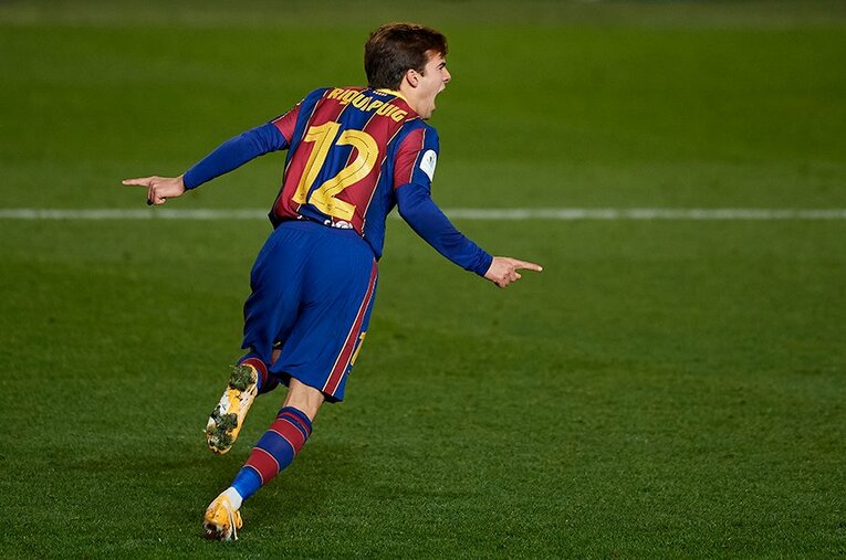 インテンシティ重視のトレンドにあっても、バルサの中盤はアイデンティティーを保ってほしい。プッチならその重責を担えるはず ／ photograph by Getty Images