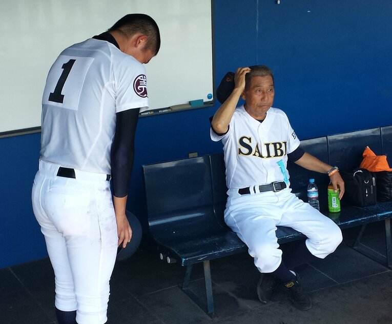 2014年夏の甲子園出場を逃し、頭を下げる安樂と上甲監督　©JIJI PRESS