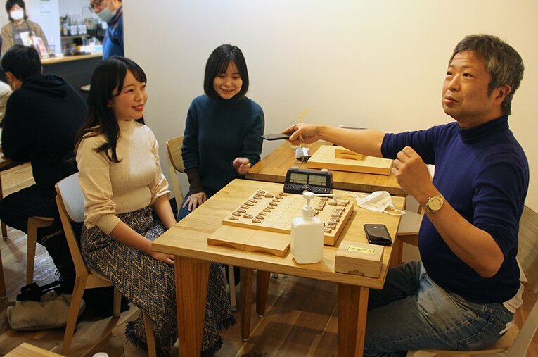将棋カフェ「COBIN」には数多くの棋士が訪れるなど、将棋普及の場として機能している（撮影時のみマスクを外しました） ／ photograph by Satoshi Shigeno