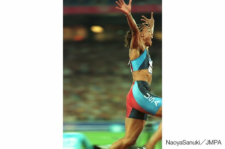 マリオン・ジョーンズは当時“強いアメリカ陸上”の象徴だった。今大会では3つの金メダルを始め計5つのメダルを獲得。しかし2008年にドーピング使用を認め、メダルは全はく奪となった。 ／ photograph by Naoya Sanuki／JMPA