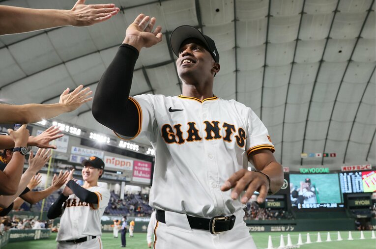 交流戦で初ホームランを放った巨人の新外国人ヘルナンデス。湿りがちだった打線の起爆剤となれるか？ ／ photograph by SANKEI SHIMBUN