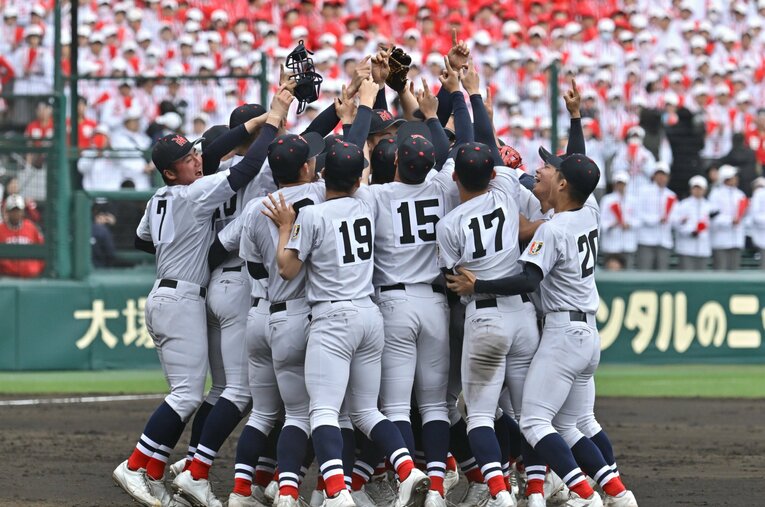 昨年センバツを制した横浜高。甲子園で話題を呼んだがプロ入りしなかった球児たちはどこに進むのだろうか ／ photograph by Hideki Sugiyama