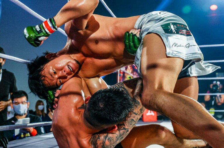 10月2日に初開催となった『RIZIN LANDMARK vol.1』で対戦した朝倉未来と萩原京平 ／ photograph by RIZIN FF Susumu Nagao