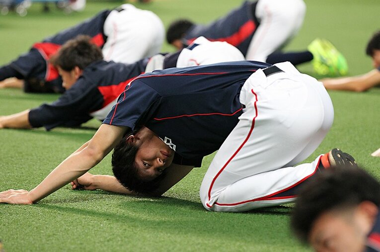 入念なストレッチをするヤクルト山田 ／ photograph by Shigeki Yamamoto