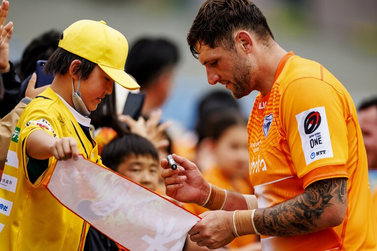 子どもたちのサインに応じる205cmのルアン・ボタ　©︎Kiichi Matsumoto