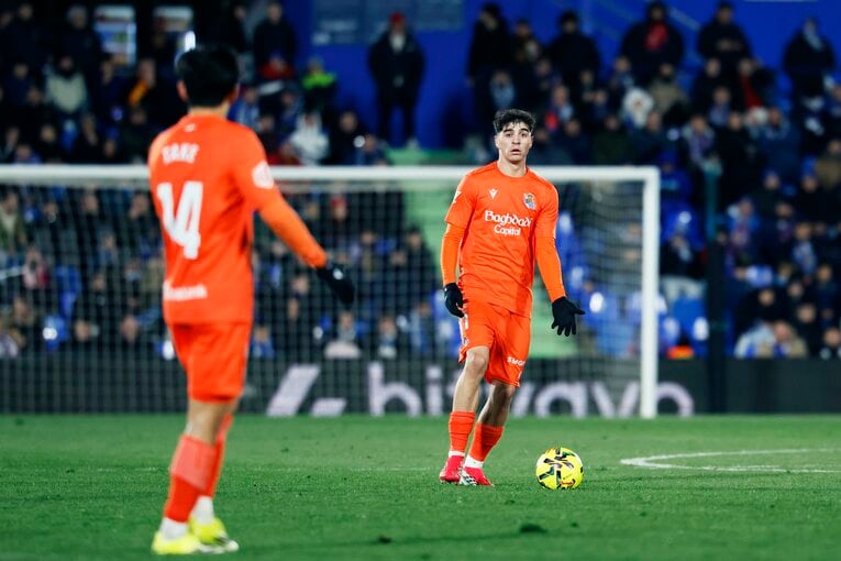 「バモーース！！」久保建英“劇的アシスト”に味方GKが敵陣ゴール付近まで…仲間は絶叫、新監督からハグ「ガッツと勝利の欲求」が窮地ソシエダを救う(6)