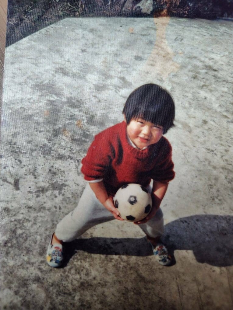 当時2〜3歳ごろの清水邦広。手にはサッカーボールが（写真＝母・香代子さん提供）