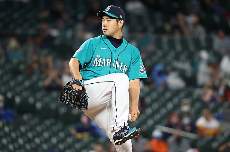 ゆったりと上げた右足を一度止め、反動を使って踏み込む新フォームに自信を深める菊池 ／ photograph by Getty Images