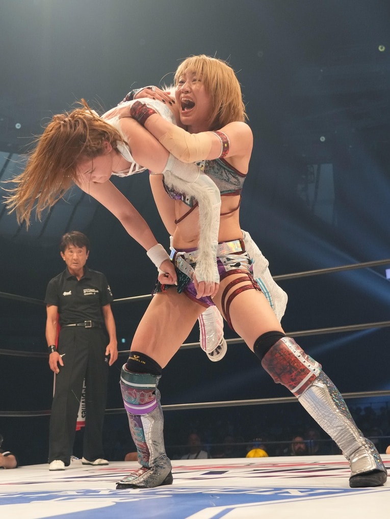 岩谷麻優を抱え上げる朱里　©Essei Hara