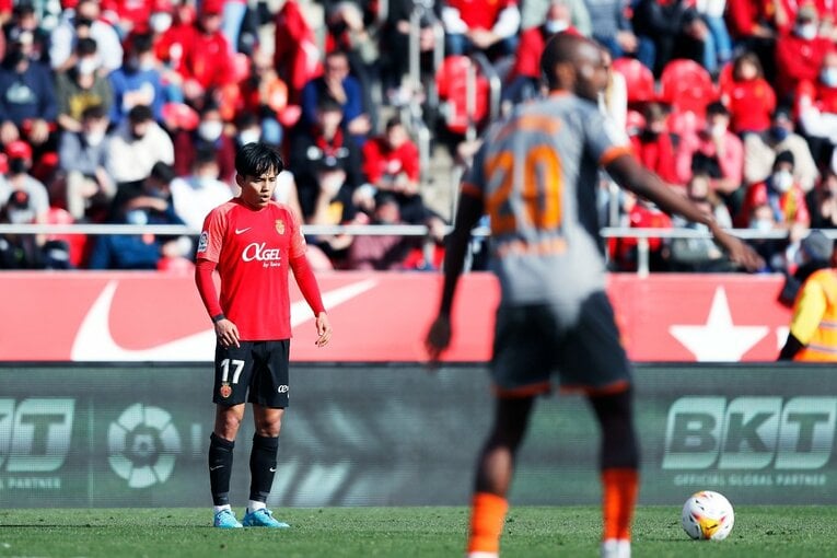 久保建英が“不可解判定”に怒った！ ラフプレーに抗議→イエローも…「バモス！クボ」とファンが信頼する理由〈撮影者の視点〉(49)