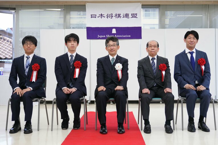 2022年の将棋大賞表彰式で、藤井八冠らとともに表彰される渡辺和史七段（左端）　©JIJI PRESS