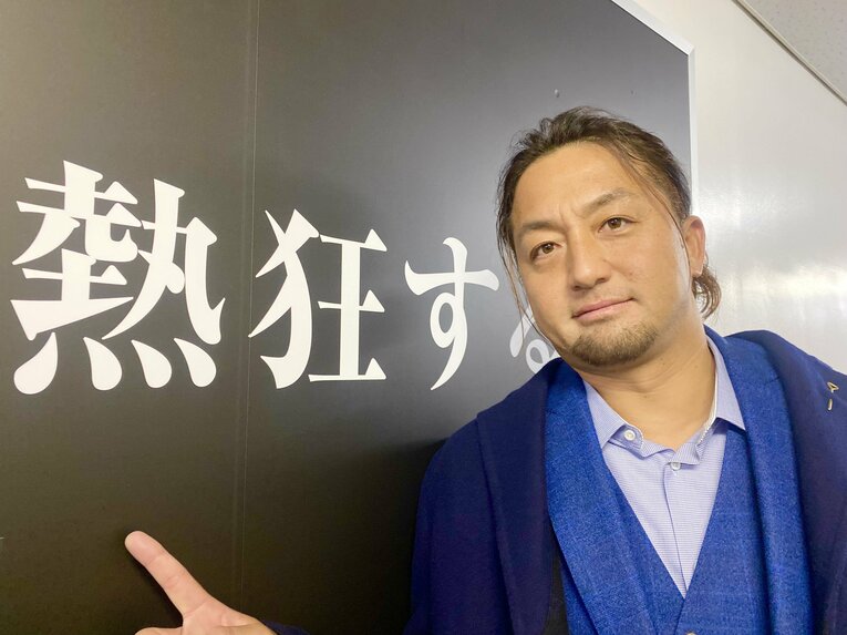 入団会見後にポーズ　©︎Chiba Lotte Marines