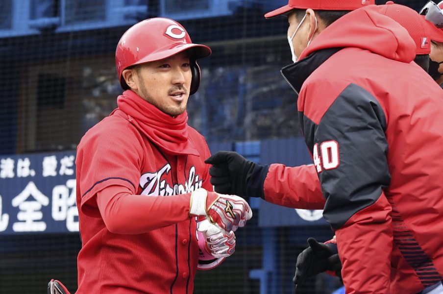 《カープ開幕3連勝》9年連続ゴールデングラブ賞・菊池涼介の守備がさらにスゴくなった!? 規格外のグラブさばきと「いいところにいる」読みと経験<Number Web> photograph by KYODO