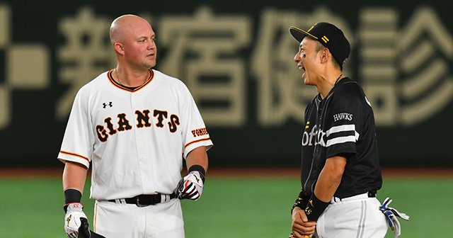二塁を守りつつマイコラスを一喝 巨人マギーは成績以上の助っ人だ プロ野球 Number Web ナンバー
