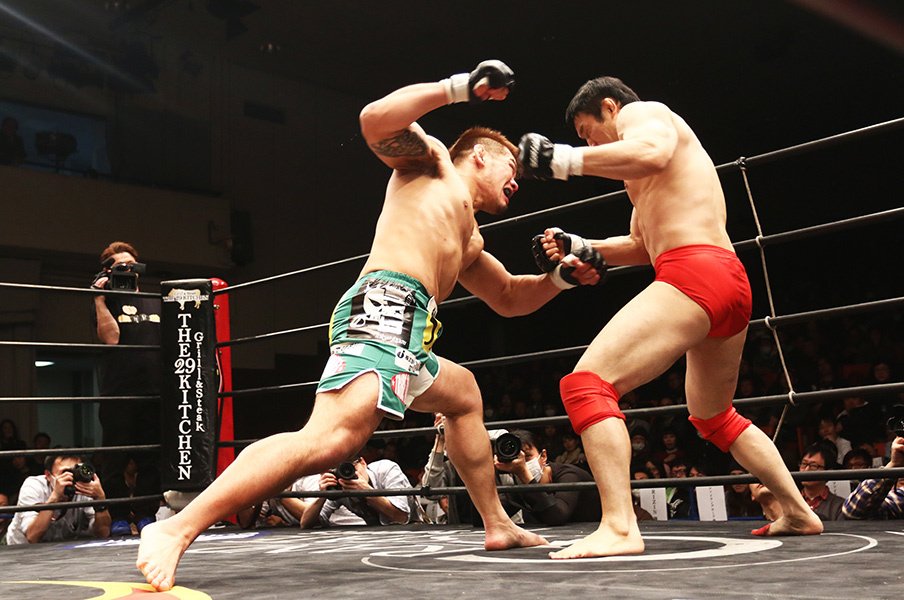 地味でグダグダだからこそ光り輝く。元DEEP王者・白井祐矢の格闘技人生。<Number Web> photograph by Hisao Yamaguchi