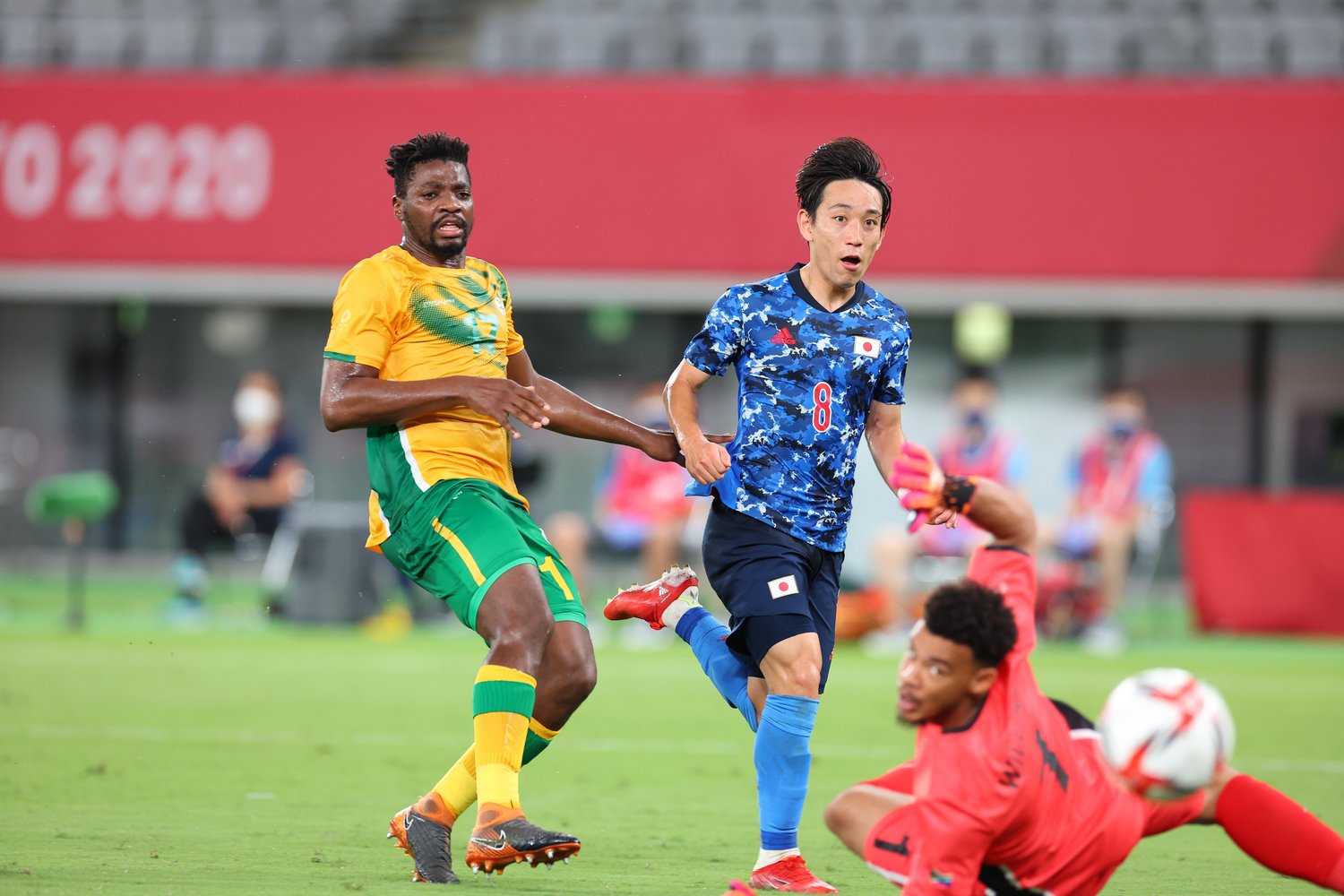 前半32分。南アのミスパスを拾った三好がゴールチャンスを得るも、GKの好セーブに阻まれわずかに枠を外れた　©JMPA