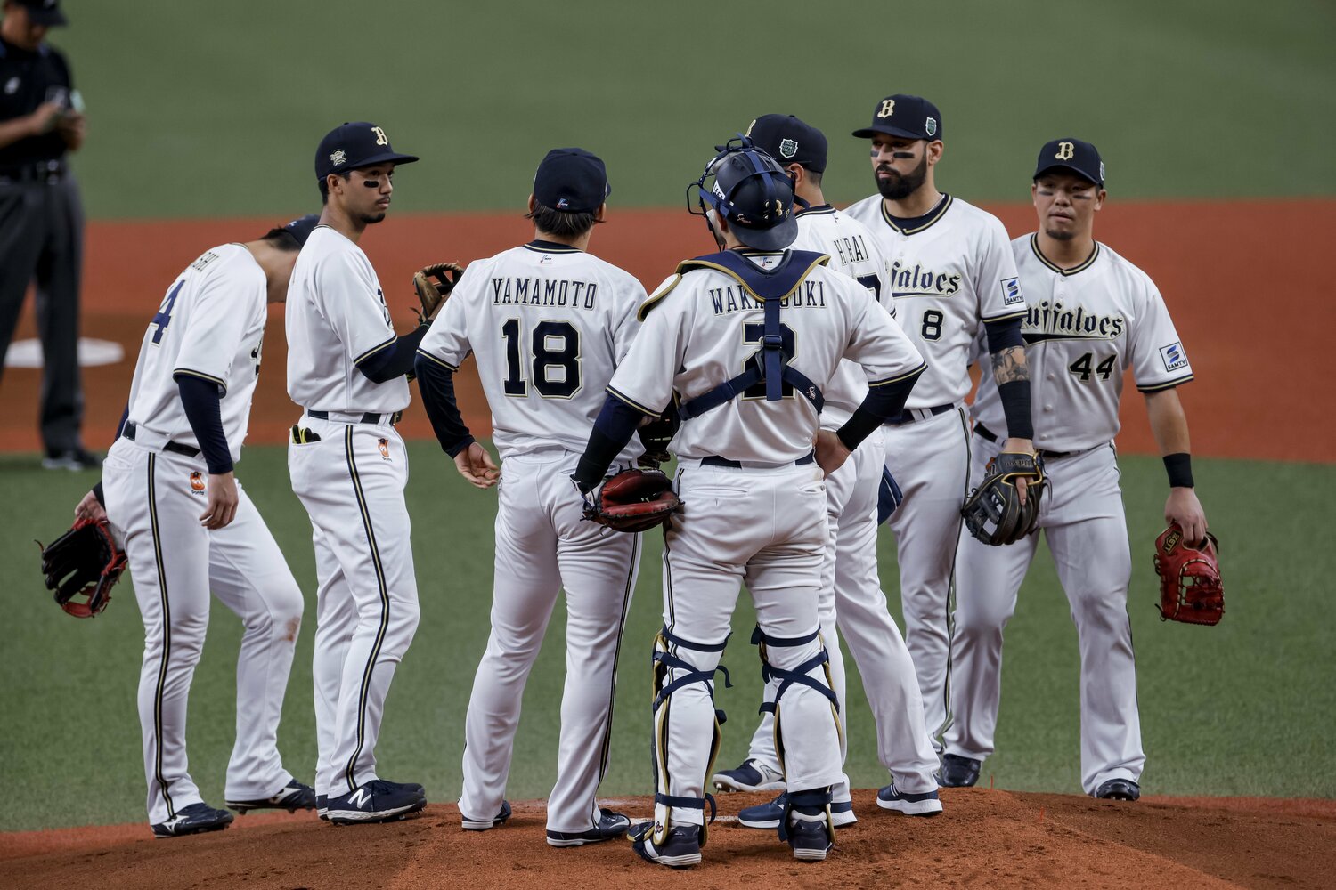 2回のピンチでマウンドの山本のもとに集まるオリックスの選手たち　©︎Kiichi Matsumoto