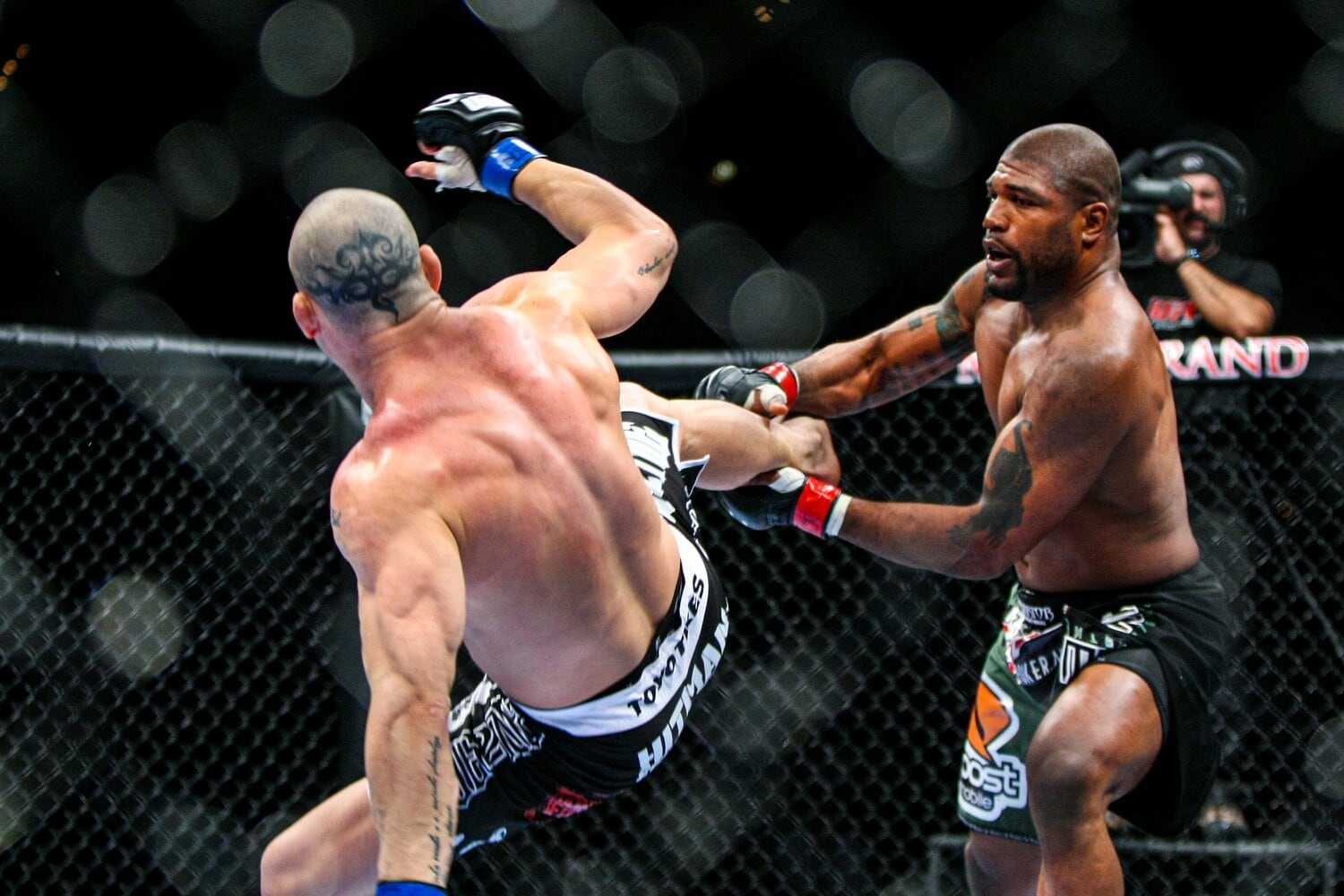 ジャクソンに蹴りをキャッチされてバランスを崩すシウバ　©Susumu Nagao