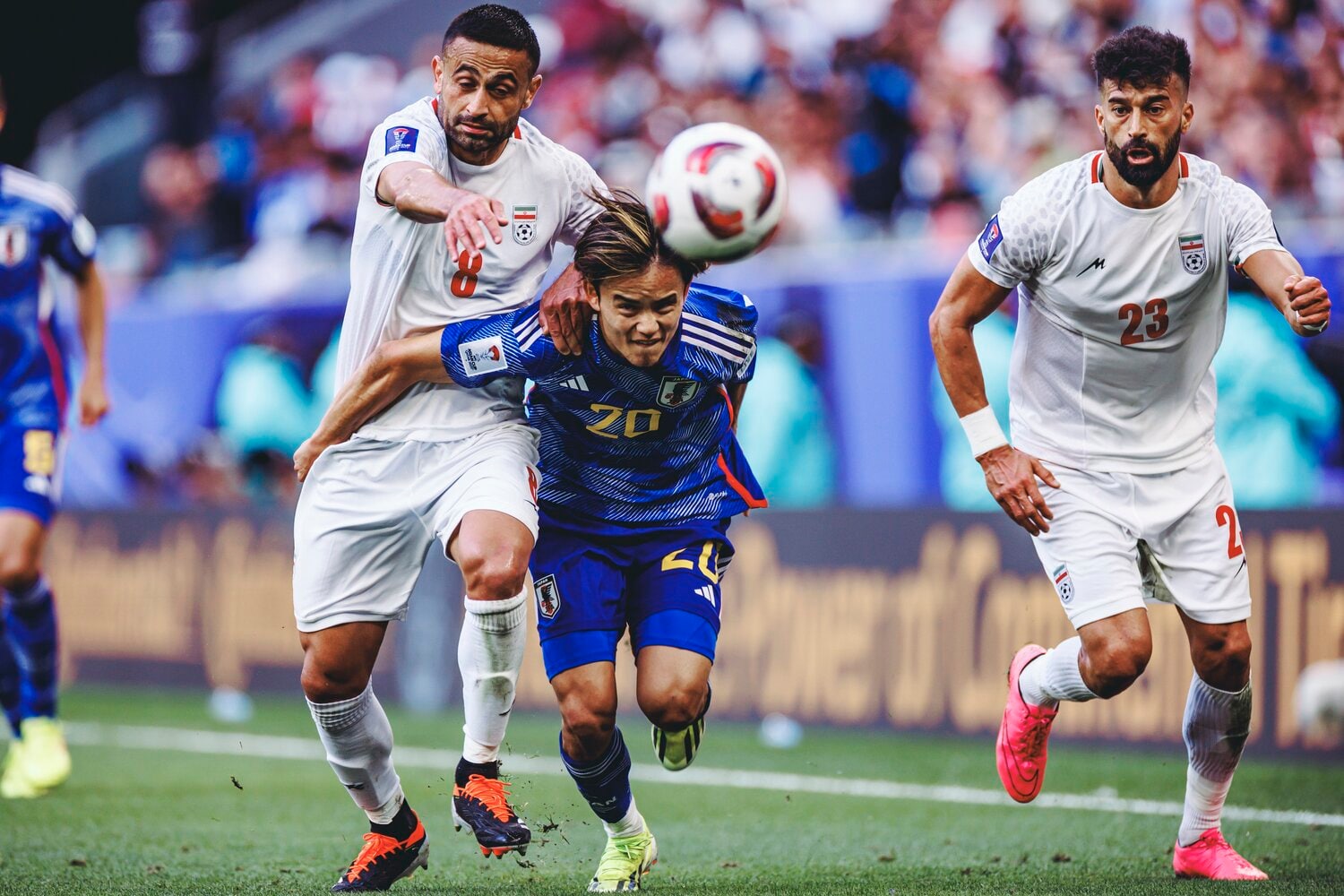 イラン戦、ドリブルで突破をはかる久保建英　©Kiichi Matsumoto