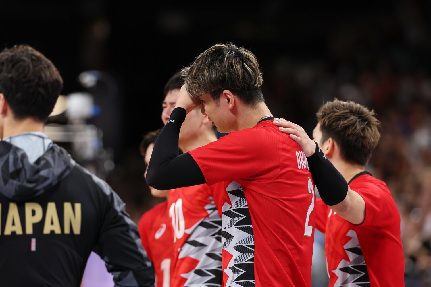 イタリア戦との激戦にフルセットの末敗れ、涙を流す小野寺　©︎JMPA