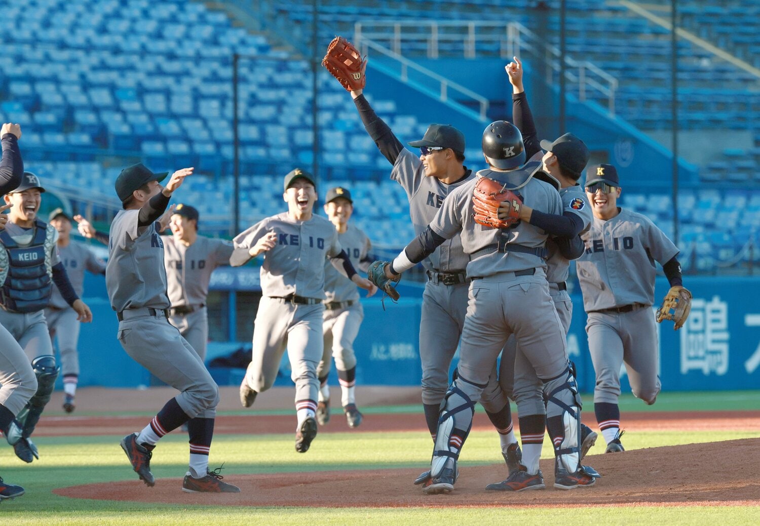23年の明治神宮大会・大学の部で優勝した際の慶大野球部　©JIJI PRESS