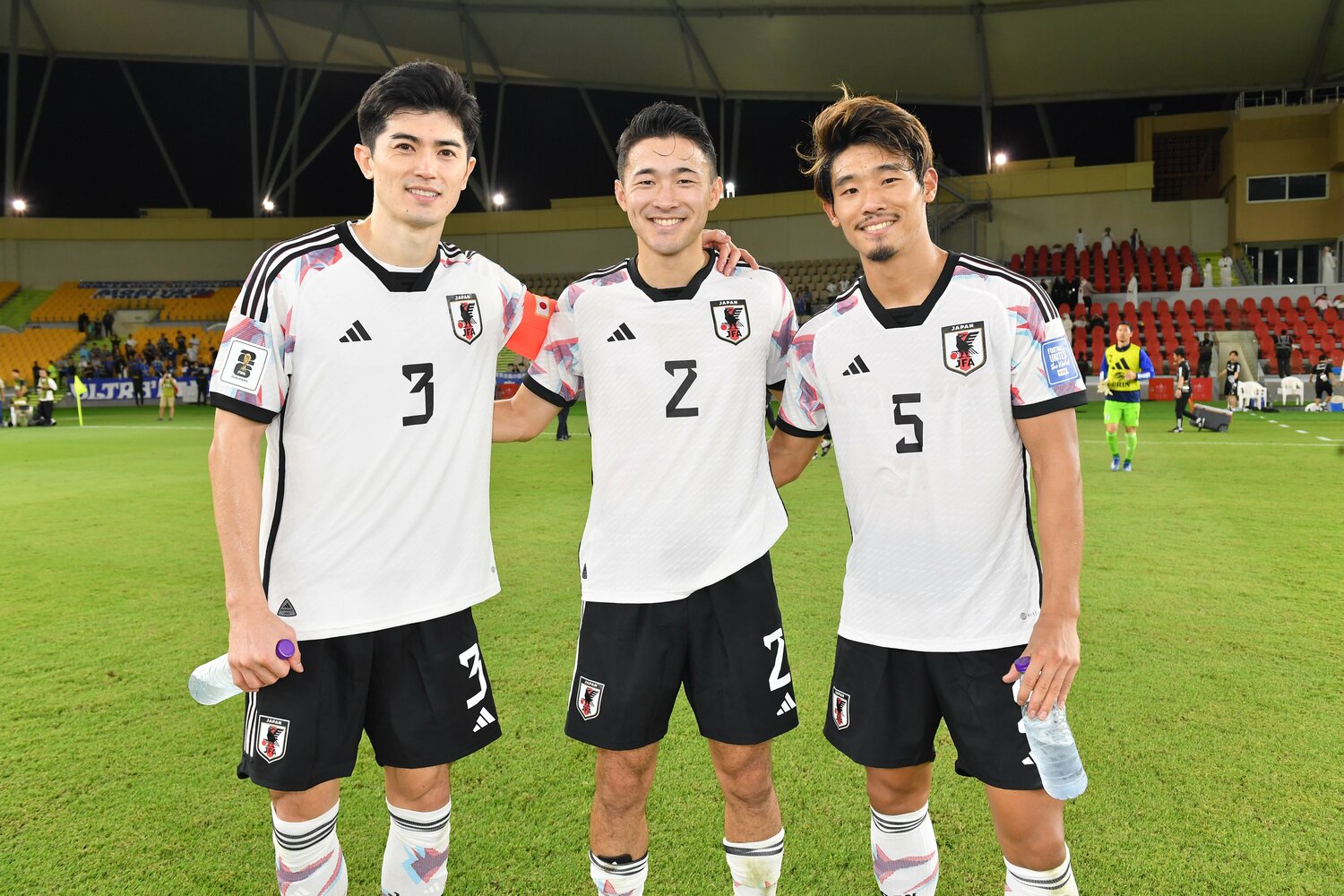 シリア戦勝利後、谷口、菅原とともに笑顔　©JFA／AFLO