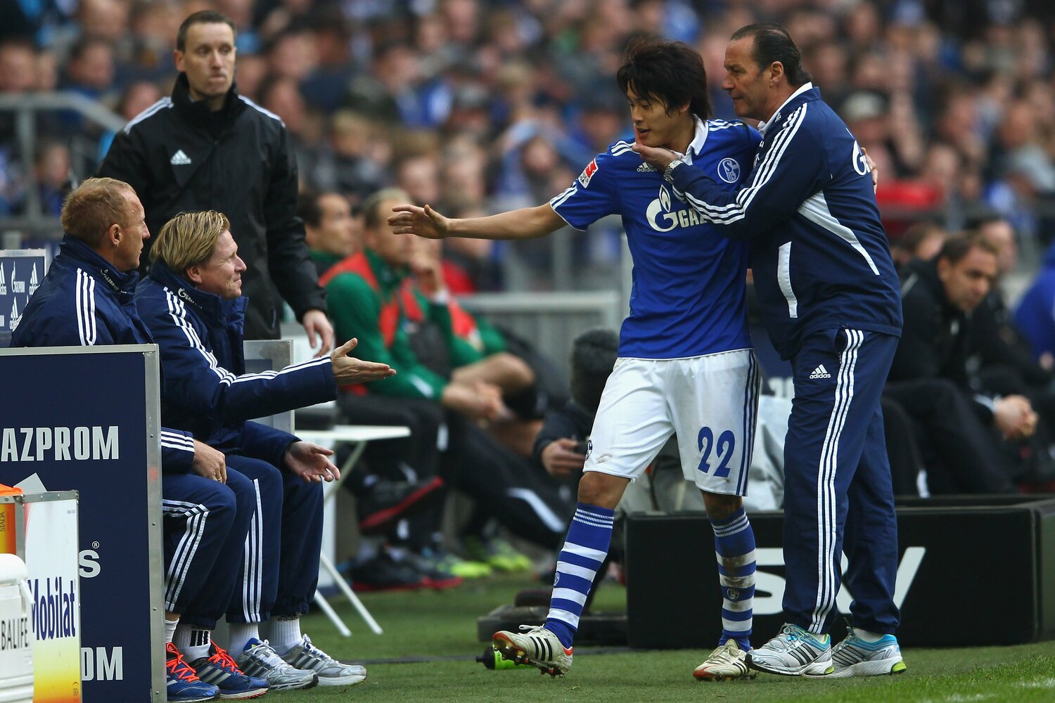 ステーフェンス監督時代の内田。タッチしようとしているアシスタントコーチのギスドルはその後、ハンブルガーで酒井高徳をキャプテンに任命した　©Getty Images