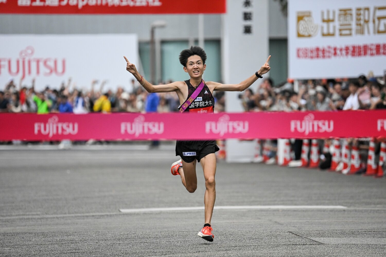 1位でゴールする国学院大の平林清澄（4年）。国学院大は出雲駅伝5年ぶり2度目の優勝を果たした　©Nanae Suzuki