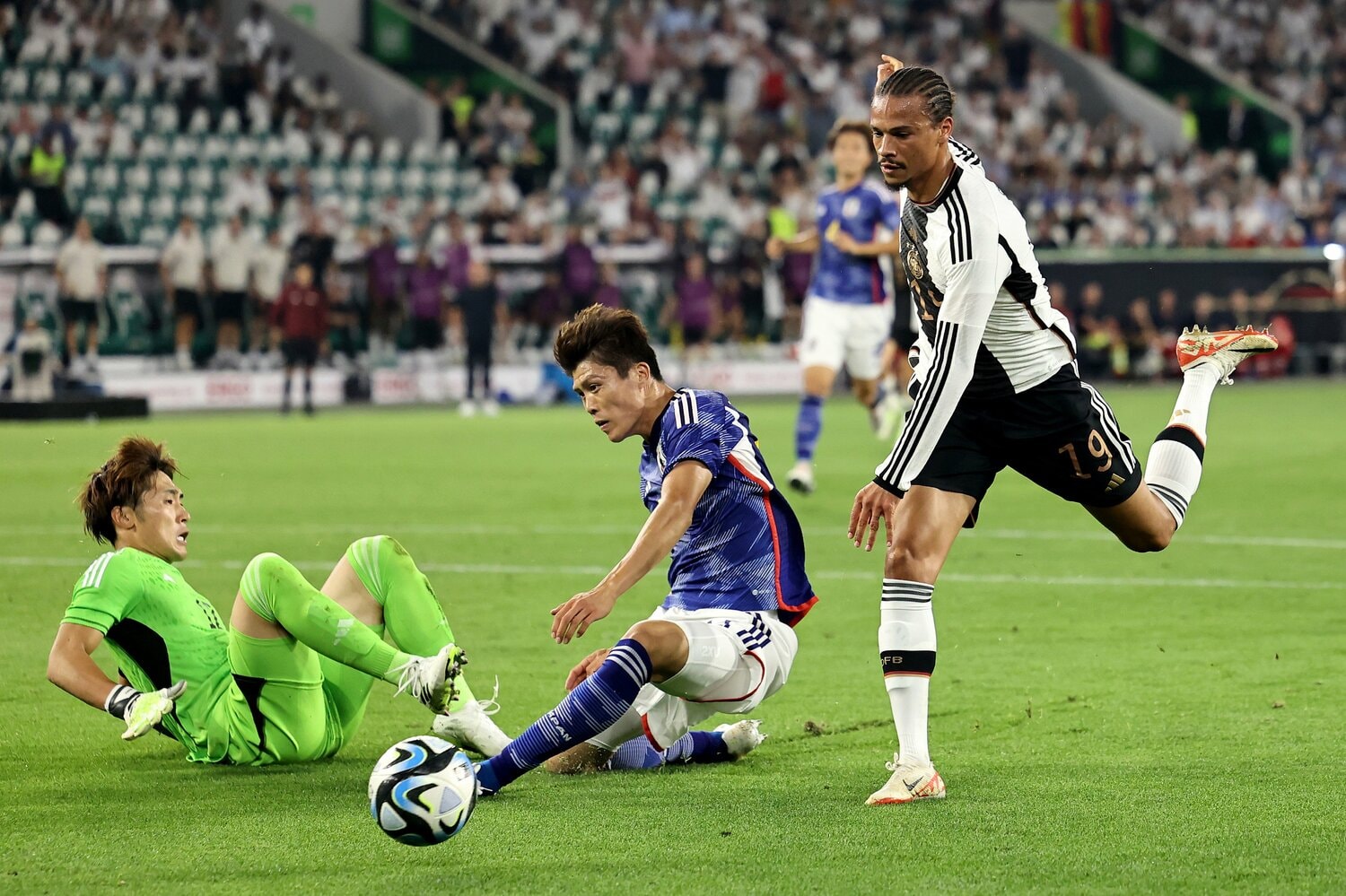 板倉滉とともに最終ラインを統率し、攻守両面で日本を牽引した冨安健洋（写真中央）　©Getty Images