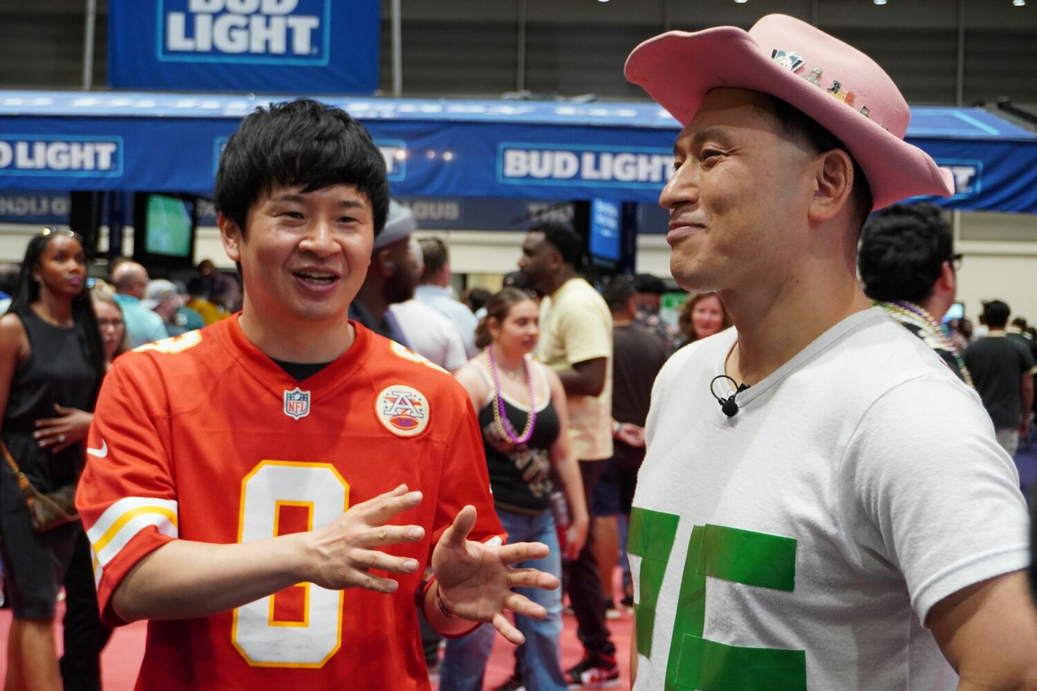 5年ぶりとなったスーパーボウルの現場ではしゃぐオードリーの2人 ©︎Hiroshi Ichino