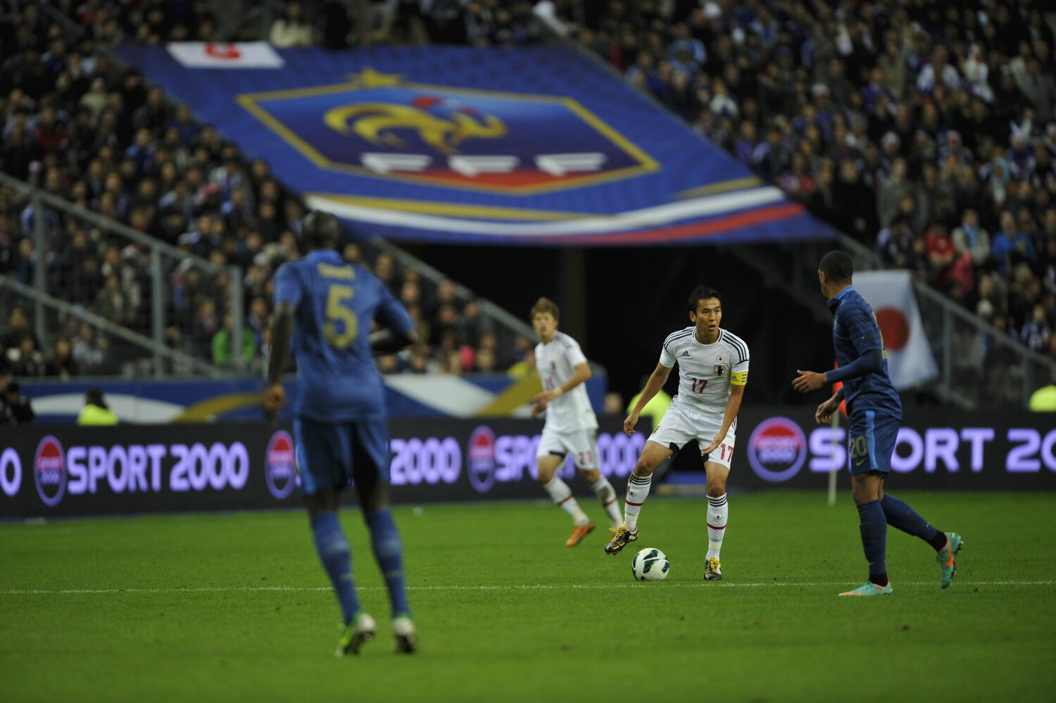 2012年10月、敵地で勝利したフランス戦。ザックジャパンで不動の主将であった一方で、ボルフスブルクでは逆境にさらされていた　©Takuya Sugiyama