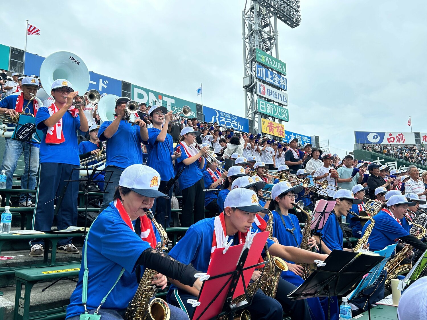 魚津市内3校の高校と社会人吹奏楽団による合同応援 ©Yukiko Umetsu