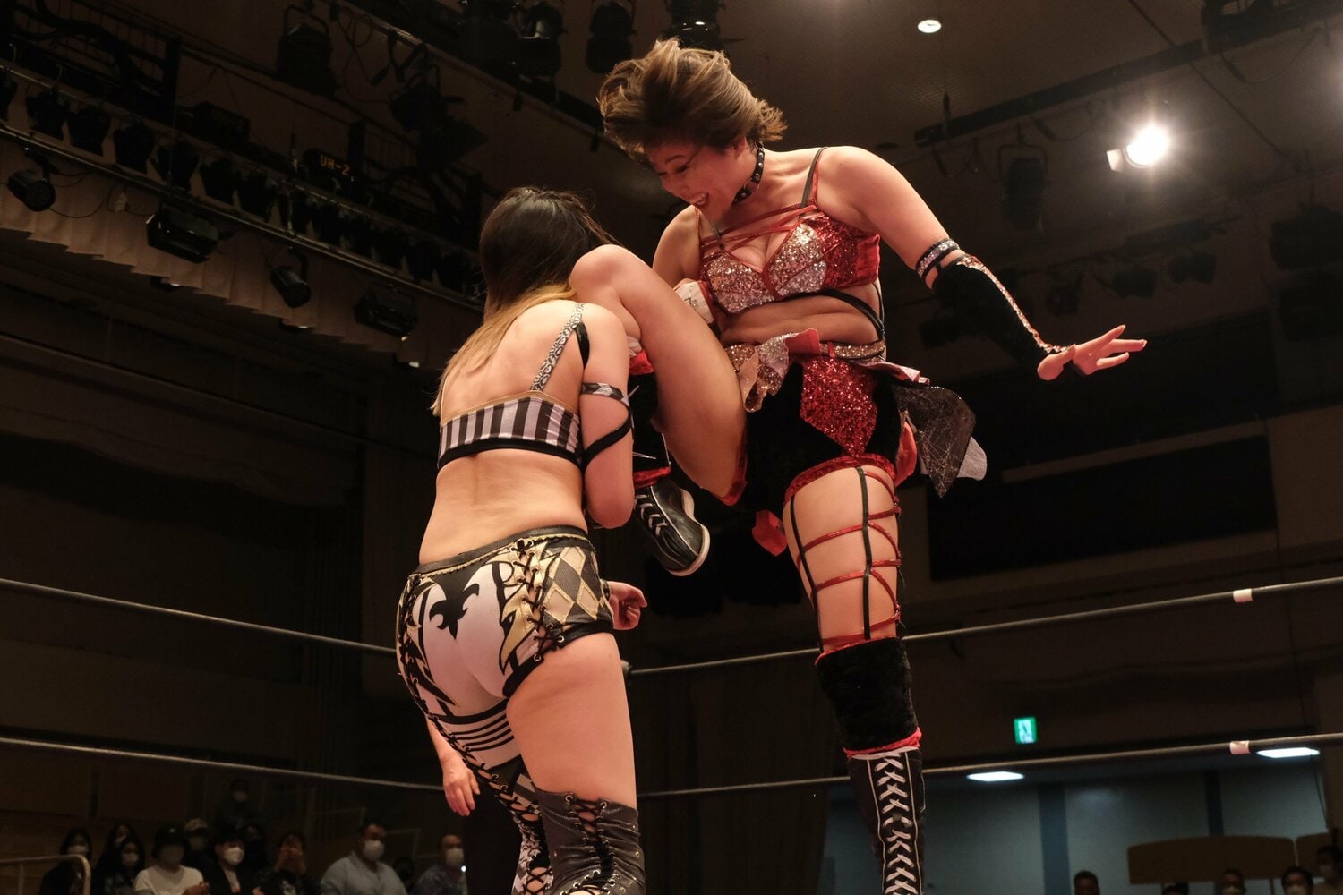 鶴田の代名詞でもあったジャンピングニーがレディ・Cに直撃。ここからフィニッシュのランニングパワーボムへ